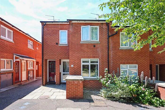 1 Bedroom Maisonette For Sale In Iffley Close, Uxbridge, UB8