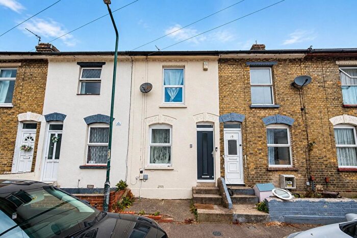 2 Bedroom Terraced House For Sale In Montfort Road, Rochester, ME2