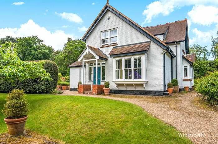 3 Bedroom Link Detached House For Sale In College Ride, Bagshot, Surrey, GU19