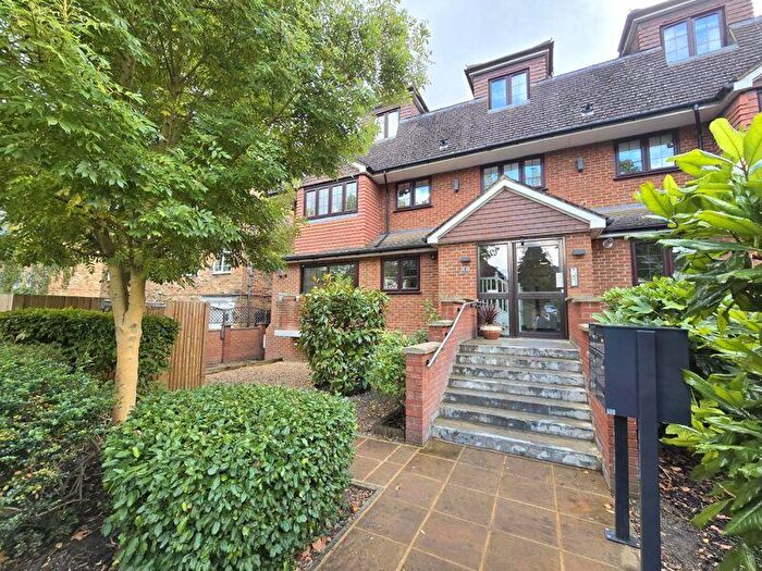 2 Bedroom Flat For Sale In The Avenue, Hatch End, HA5