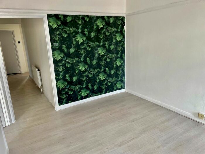 2 Bedroom Flat To Rent In London Road, Westcliff-On-Sea, SS0