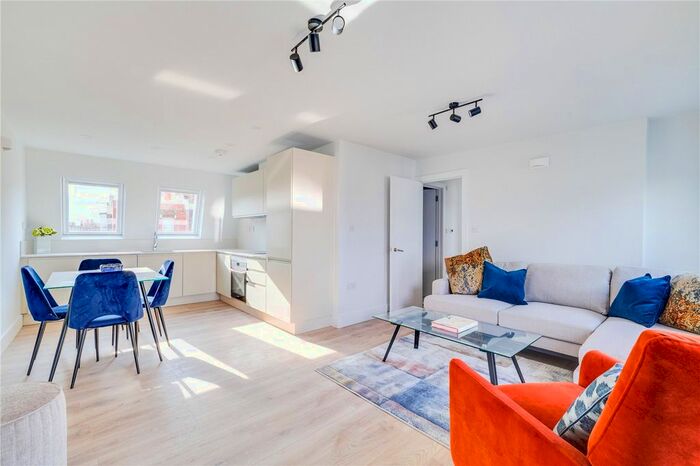 3 Bedroom Flat To Rent In Peterborough Road, London, SW6