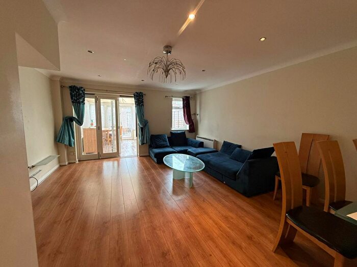 3 Bedroom End Terrace House To Rent In Beechcroft Close, Hounslow, TW5