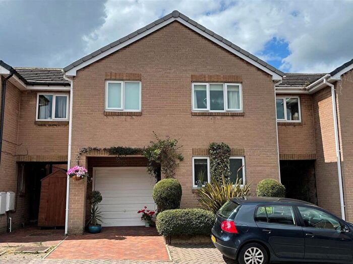 3 Bedroom Link Detached House For Sale In Evesham Grove, Idle, BD10