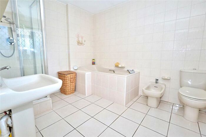 4 Bedroom Detached House For Sale In Lovelace Drive, Pyrford, Woking, Surrey, GU22