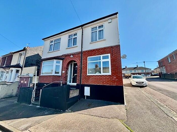 4 Bedroom House To Rent In Beaconsfield Road, Chatham, ME4