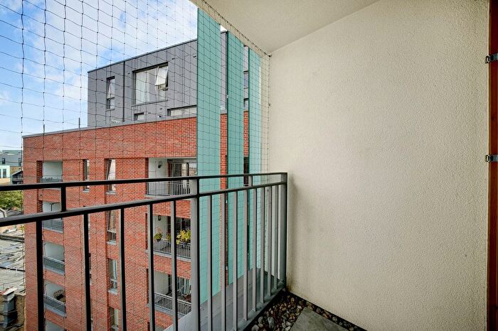 1 Bedroom Flat For Sale In Hardwicks Square, Wandsworth Park, SW18