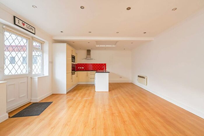 1 Bedroom Flat To Rent In Lansdowne Road, South Woodford, London, E18