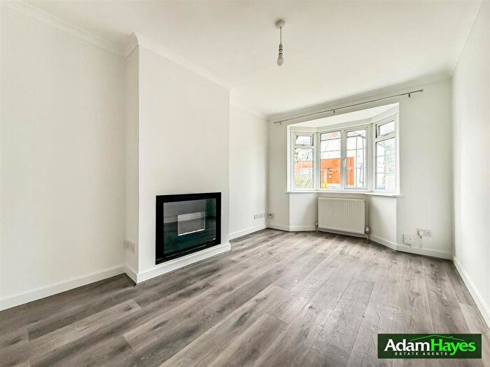 2 Bedroom Apartment For Sale In Wentworth Road, Barnet, EN5