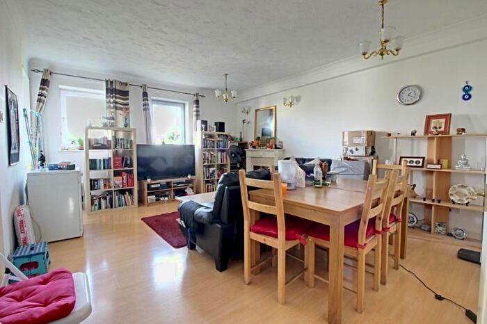 2 Bedroom Flat To Rent In Wincanton Court, Marktock Gardens, Friern Barnet N11