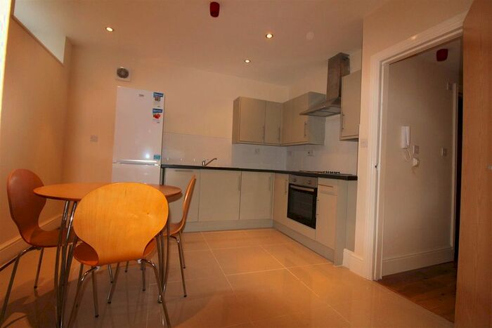 2 Bedroom Flat To Rent In Crwys Road, Cathays, Cardiff, CF24