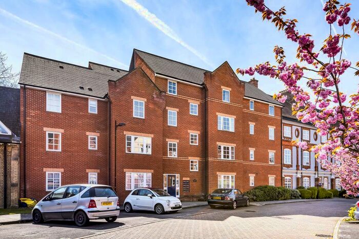 2 Bedroom Apartment To Rent In Bennett Crescent, Oxford, OX4