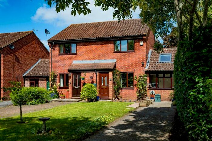 3 Bedroom Semi-Detached House For Sale In Denton Close, Botley, Oxford, OX2