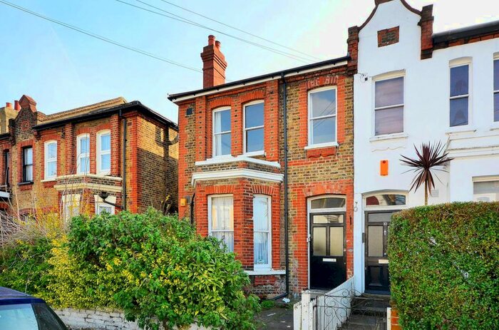 2 Bedroom Flat To Rent In Barrow Road, Streatham Common, London, SW16