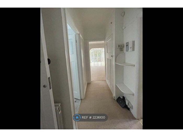 2 Bedroom Bungalow To Rent In Kingsmead, Barnet, EN5
