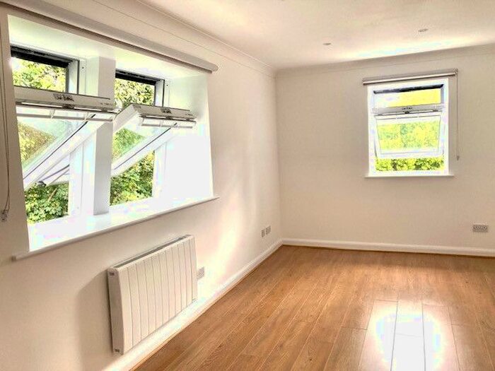 1 Bedroom Flat To Rent In Ireton Close, London, N10