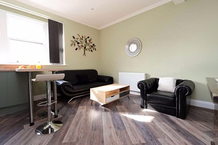 4 Bedroom Flat To Rent In High Street, Pontypridd, CF37