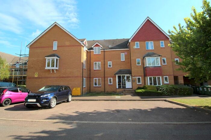 2 Bedroom Flat To Rent In Redoubt Close, Hitchin, SG4