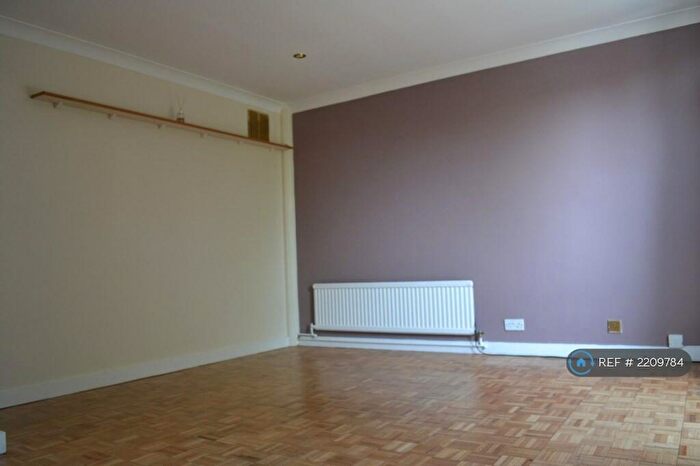 2 Bedroom Maisonette To Rent In Jansen Walk, London, SW11