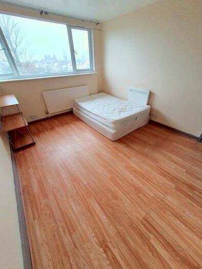 2 Bedroom Flat To Rent In Penn Garden Collier, Romford, RM5
