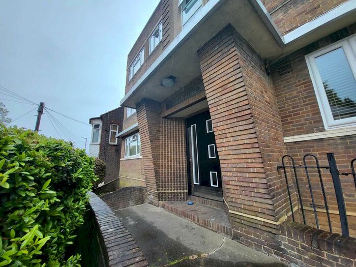2 Bedroom Flat To Rent In Ruthin Close, Luton, LU1