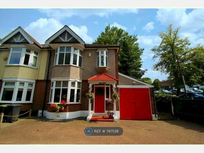 3 Bedroom End Of Terrace House To Rent In Chigwell Road, Woodford Green IG8