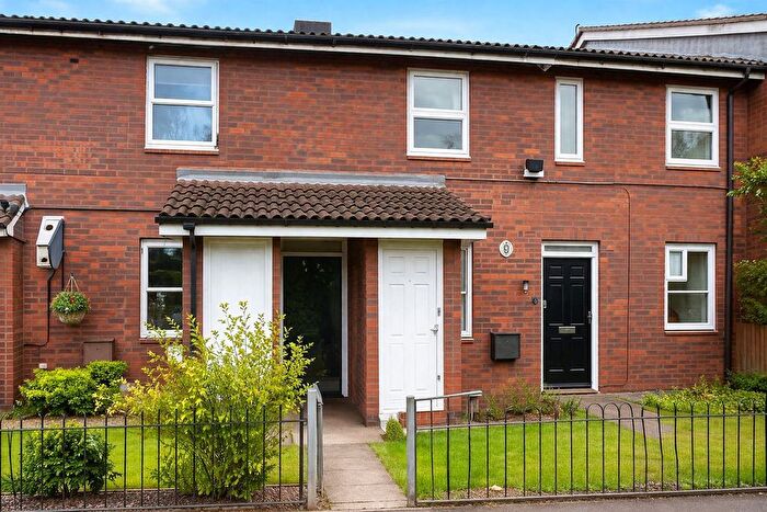 2 Bedroom Flat To Rent In Hope Close, London, SE12