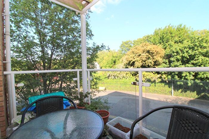 2 Bedroom Flat For Sale In Foxglove Way, Luton, LU3