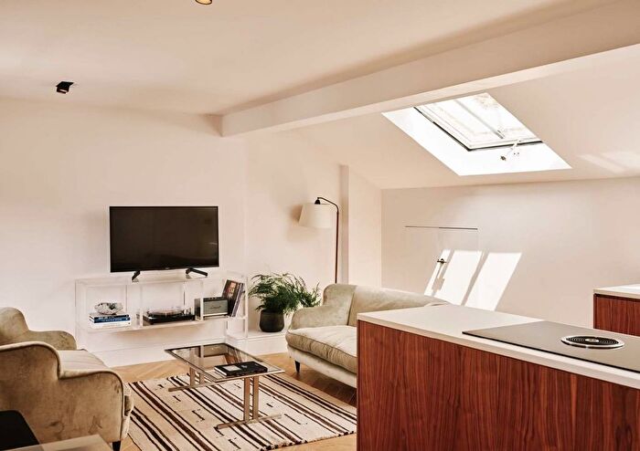 2 Bedroom Flat To Rent In Weymouth Mews, London, W1G