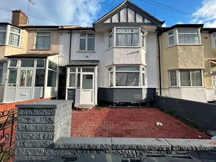 4 Bedroom Flat To Rent In West Way, Neasden, NW10