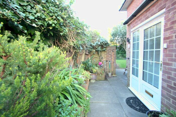 2 Bedroom Maisonette To Rent In Wildoaks Close, Northwood, HA6