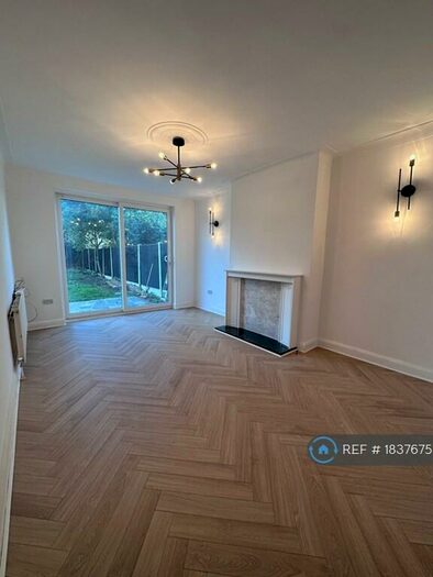 3 Bedroom Bungalow To Rent In Merrivale Avenue, Redbridge, IG4