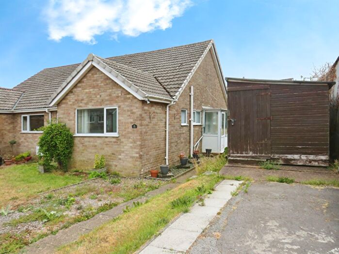 2 Bedroom Semi-Detached Bungalow For Sale In Bushfield Road, Crewkerne, TA18