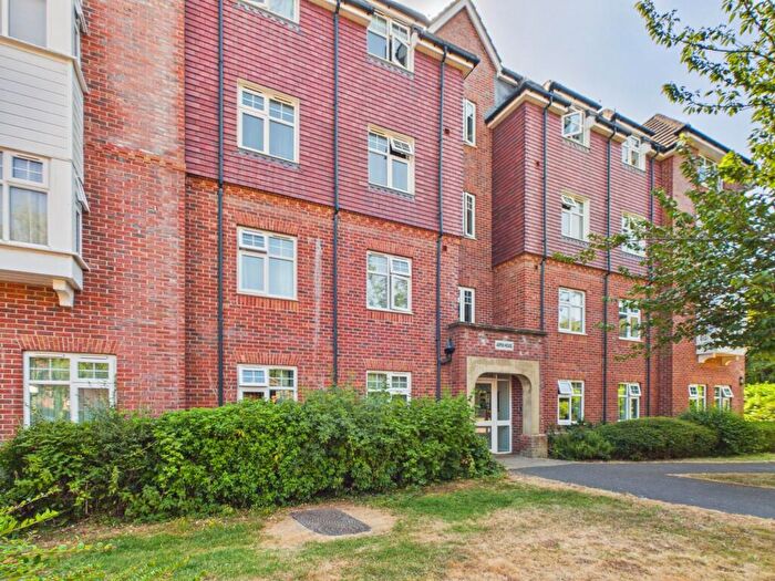 2 Bedroom Flat For Sale In The Hollies, Mapledurwell, RG24