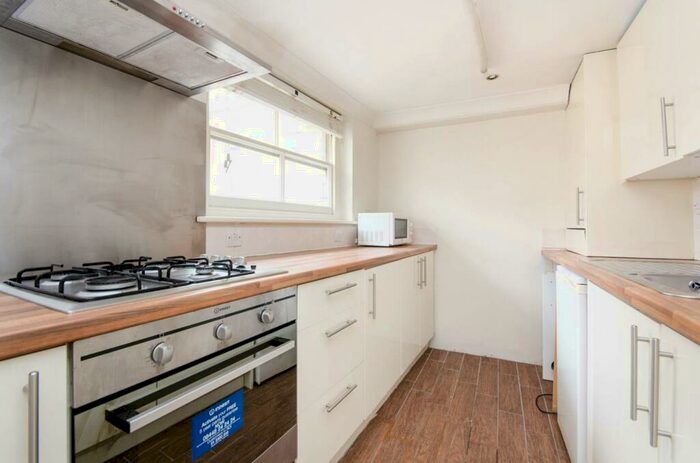 2 Bedroom Flat To Rent In Redcliffe Gardens, Chelsea, London, SW10