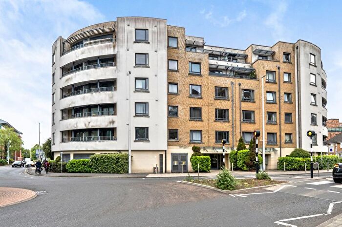 2 Bedroom Flat For Sale In Woking, Surrey, GU21