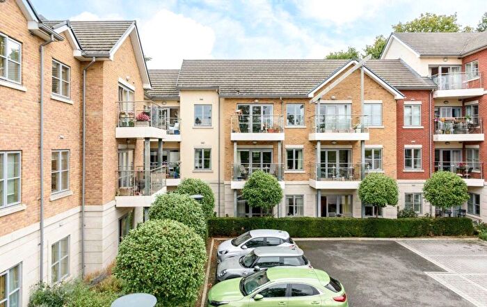 1 Bedroom Flat For Sale In Oatlands Drive, Weybridge, Surrey, KT13