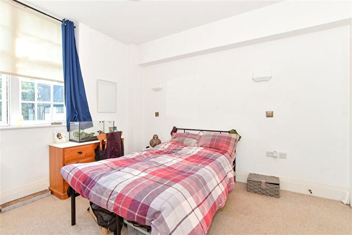 1 Bedroom Flat For Sale In Lesbourne Road, Reigate, Surrey, RH2