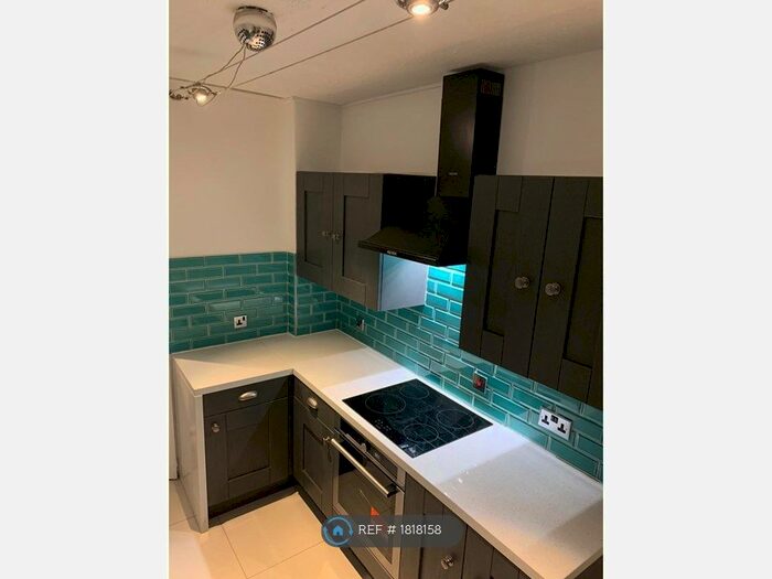 2 Bedroom Flat To Rent In Marina Court, London, E3