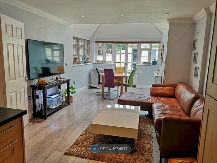 2 Bedroom Flat To Rent In Great Austins House, Farnham, GU9