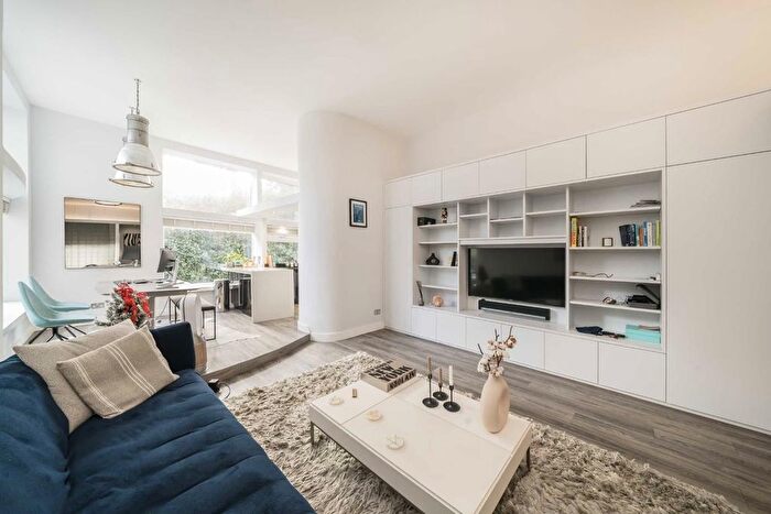 2 Bedroom Flat To Rent In Arundel Gardens, Notting Hill, W11