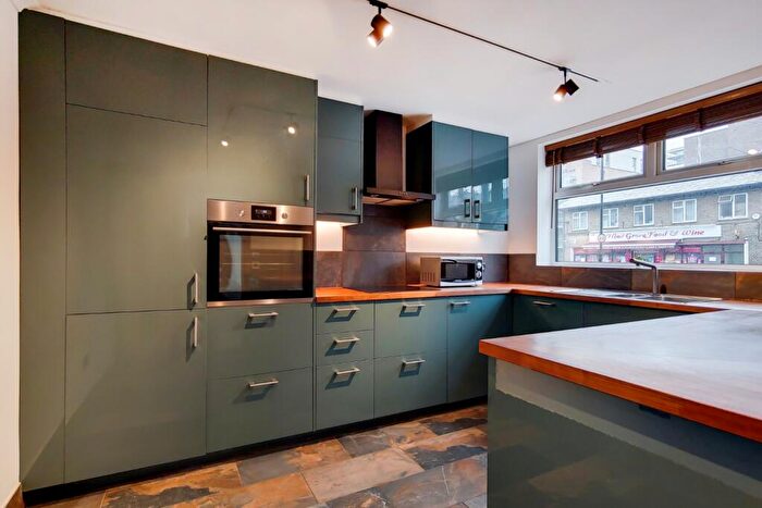 3 Bedroom Flat To Rent In Hind Grove, London, E14