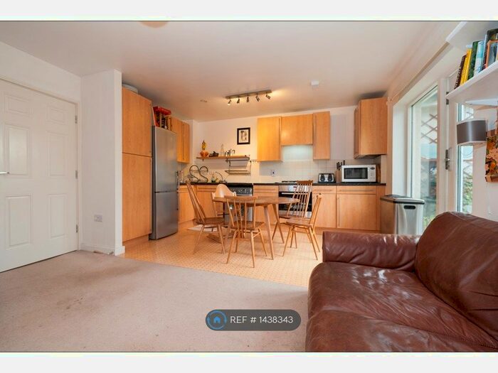 2 Bedroom Flat To Rent In Nunhead, London, SE15