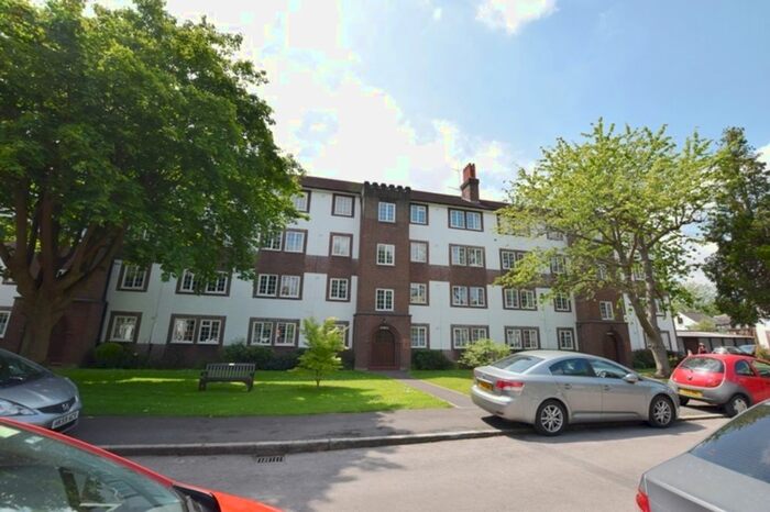 3 Bedroom Flat To Rent In Gloucester Court, Kew Road, Kew, Richmond, Surrey, TW9