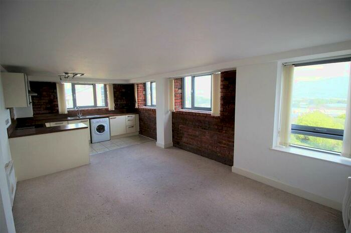 2 Bedroom Flat To Rent In Dewsbury Road, Elland, HX5