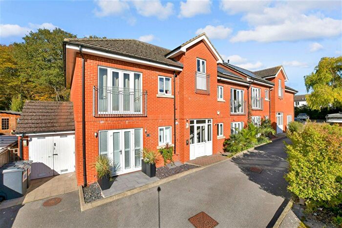 1 Bedroom Flat For Sale In Brocket Way, Chigwell, Essex, IG7