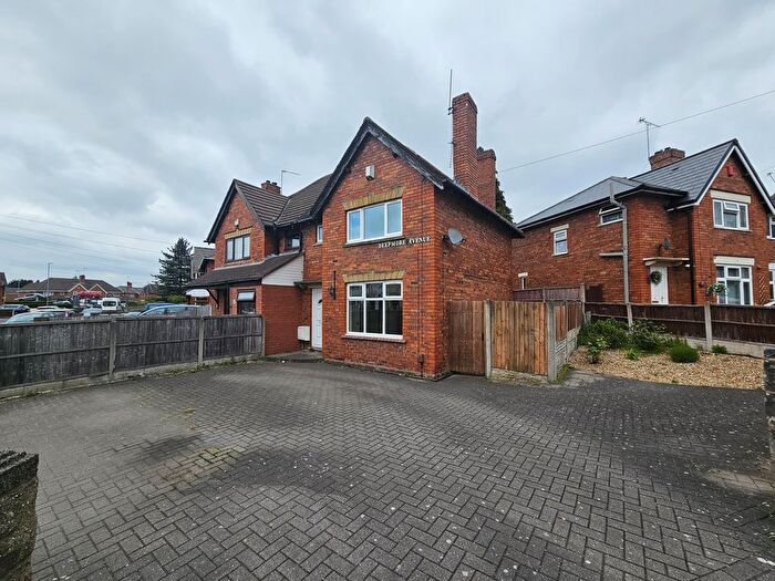 3 Bedroom Semi-Detached House For Sale In Deepmore Avenue, Walsall, WS2