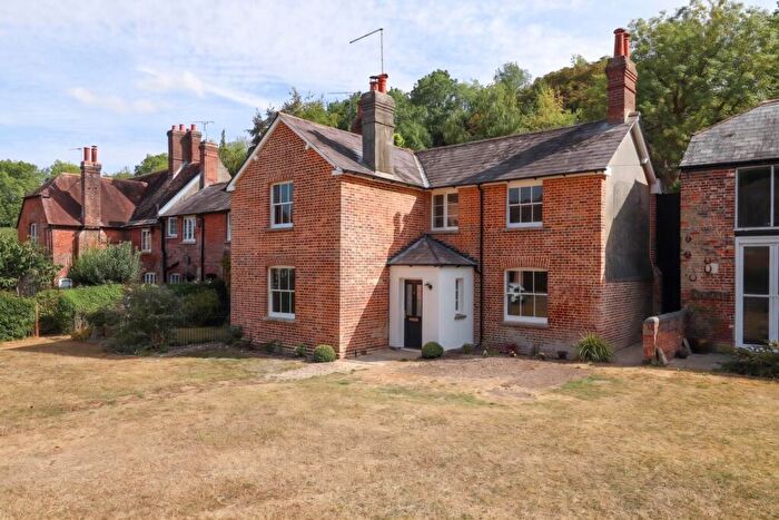 3 Bedroom End Of Terrace House For Sale In Bryanston Village, DT11