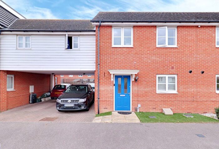 4 Bedroom Semi-detached House For Sale In Regna Close, Rainham, RM13