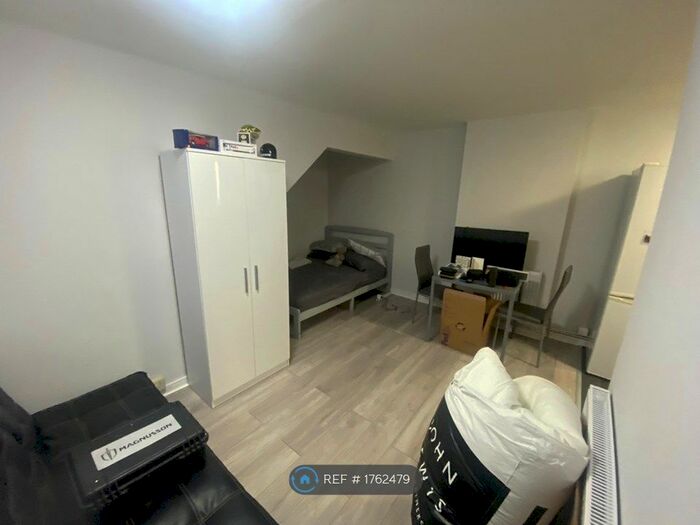 Studio To Rent In Linden House, London, NW10